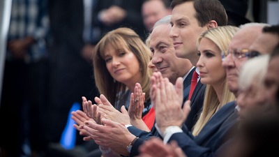 Izraelski premier Benjamin Netanjahu z Ivank Trump, córk amerykaskiego prezydenta, Donalda Trumpa i starszym doradc oraz ziciem prezydenta, Jaredem Kushnerem na oficjalnej ceremonii otwarcia ambasady USA w Jerozolimie 14 maja 2018 roku. Zdjcie: Yonatan Sindel/Flash90.