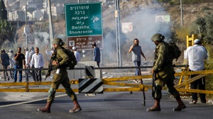 Żydowscy rezydenci Judei Samarii ścierają się z IDF podczas protestu przy punkcie kontrolnym  Hawara, koło Nablusu, 4 października 2022. Zdjęcie: Nasser Ishtayeh/Flash90.