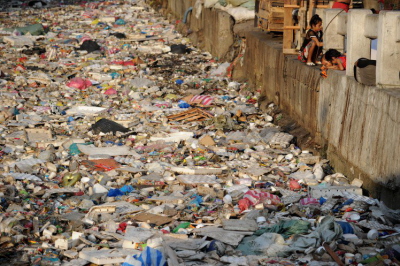 “Manila ma rzek mieci. Ocenia si, e do roku 2050 wyrzucone opakowania plastikowe bd cisze ni wszystkie ryby w oceanie. Moe powinnimy dwa razy zastanowi si przed uyciem plastikowej torby ze sklepu. Czy zastanawiasz si co si dzieje z tymi wszystkimi mieciami, które codziennie wyrzucasz?”