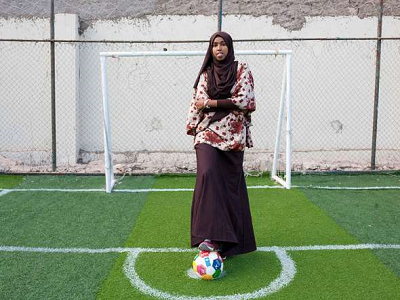 Trenerka futbolu i futbolistka Somalilandu, 24-letnia Marwa Mauled Abdi, pozuje na boisku w orodku sportowym Ubah, pierwszym boisku przeznaczonym wycznie dla kobiet w Hargeisa, stolicy Somalilandu, 1 marca 2018 r. Zdjcie zrobiono na obchody Midzynarodowego Dnia Kobiet 8 marca 2018. Mustafa Saeed/AFP/Getty Images