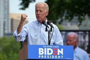 Prezydent Joe Biden ma uprawnienia do odmowy wjazdu obcokrajowcom, a Stany Zjednoczone czsto stosuj ograniczenia wizowe, by blokowa osoby winne amania praw czowieka, zagranicznych tyraskich despotów i obywateli pastw sponsorujcych terroryzm. Na zdjciu Joe Biden na wiecu w 2019 roku (Wikipedia)