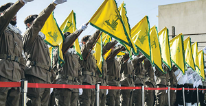 Bojownicy Hezbollahu oddaj tradycyjny nazistowski salut.