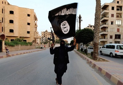 Czonek ISIS powiewa flag tej grupy w Rakka. (zdjcie: REUTERS)