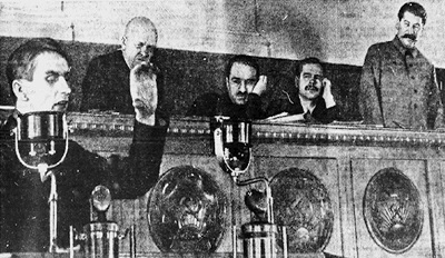 Trofim Łysenko przemawiający na Kremlu pod czułym okiem Stalina. Rok 1935.