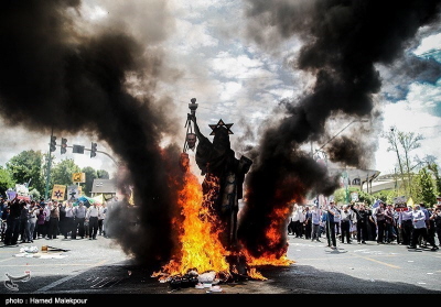Kuka Statui  Wolnoci z Gwiazd Dawida podczas marszu (Tasnim, Iran, 1 lipca 2016)