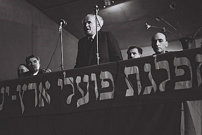 Dawid Ben Gurion przemawiający na zjeździe partii Mapai w 1949 (Źródło: Wikipedia)