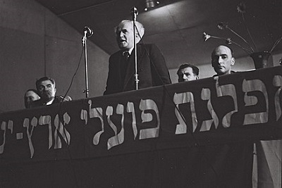 Dawid Ben Gurion przemawiajcy na zjedzie partii Mapai w 1949 (ródo: Wikipedia)