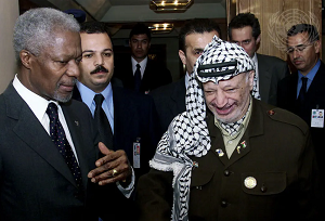 &Oacute;wczesny Sekretarz Generalny ONZ Kofi Annan z Przewodniczcym Organizacji Wyzwolenia Palestyny Jasserem Arafatem na konferencji przeciw rasizmowi w Durbanie w 2001 roku. (ródo zdjcia: Biuro Prasowe ONZ via „Jerusalem Post”)