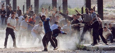 <span>Pierwsza Intifada – rzucanie kamieniami</span>