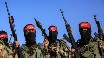 Zamaskowani terroryci PFLP pozuj z broni. Niektórzy czonkowie grupy terrorystycznej wspópracuj równie z organizacjami pozarzdowymi finansowanymi przez UE Foto: Imago