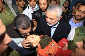 Szef Hamasu Hanija i minister spraw zagranicznych egipskiego Bractwa Muzułmańskiego Kandil całują dziecko zabite przez Hamas w 2012 roku.