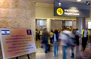 Pasaerowie przybywaj do strefy kontroli paszportowej na lotnisku Ben-Gurion. (zdjcie: Olivier Fitoussi /FLASH90)