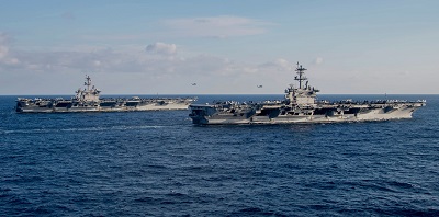 Lotniskowce klasy Nimitz, USS Carl Vinson (CVN-70), po lewej oraz USS Abraham Lincoln (CVN-72) na Morzu Wschodniochińskim 22 stycznia 2022. (Zdjęcie: US Navy)