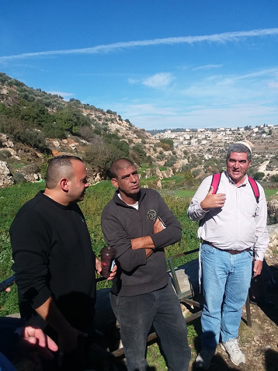 Ziad Sabateen porodku, po prawej Inon Dan Kehati, a po lewej David HaIvri, osadnik i przywódca syjonistyczny. Zdjcie: Bennett Ruda