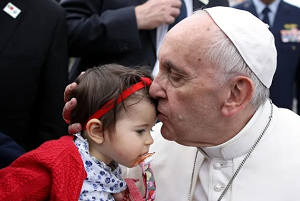 <span>Kochajcy dzieci Papie na pielgrzymce do Fatimy. Maj 2017. | LUSA Press Agency.</span>