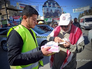 Rozdawanie sodyczy w Rafah, w Gazie po zamachu na izraelskich cywilów (Twitter konto Wa’el Abu Omara, 23 listopad 2022).