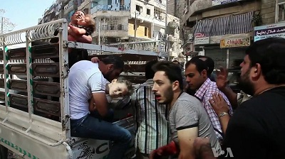 Ranni cywile przybywaj do szpitala w Aleppo w Syrii, 5 padziernika 2012. (Zrzut z ekranu z VOA) 