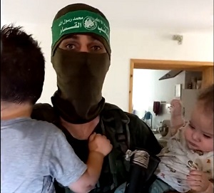 Dokument Hamasu, peen faszywych twierdze i zmyle, ma na celu usprawiedliwienie okruciestw popenionych przez terrorystów z Hamasu i tysice „zwykych” Palestyczyków, którzy 7 padziernika 2023 r. dokonali inwazji na spoecznoci izraelskie w pobliu granicy ze Stref Gazy. Na zdjciu: terrorysta z Hamasu trzyma dwójk z wielu izraelskich dzieci, które Hamas porwa i przywióz jako jeców do Strefy Gazy 7 padziernika 2023 r. (ródo zdjcia: Hamas/X [Twitter] ) 