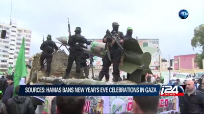 Uzbrojeni hamasowcy na paradzie z makiet rakiety w Gazie. (Zdjcie: i24 News video zrzut z ekranu)
