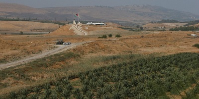 <span>Jordańska flaga widoczna nad terenem znanym po arabsku jako Baquora i po hebrajsku jako Naharajim na granicy między Jordanią a Izraelem, 13 listopada 2019 r. Zdjęcie: Reuters / Muhammad Hamed.</span>