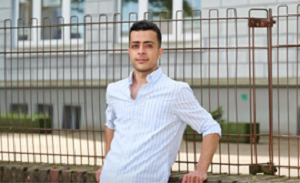 Hamza Hovidy, dysydent z Gazy mieszkajcy obecnie w Niemczech, który mówi:„Jako Palestyczyk, który dowiadczy brutalnej rzeczywistoci konfliktu, czuj si zobowizany mówi otwarcie przeciwko bdnemu aktywizmowi, który rzekomo dziaa na rzecz naszej sprawy. Wzrost tego, co nazywam ‘Pan-lewicowoci’ i jej uproszczone slogany, przynosi Palestyczykom wicej szkody ni poytku.”