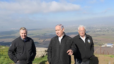 <span>Amerykański senator Lindsey Graham (po lewej) z izraelskim premierem Benjaminem Netanjahu i amerykańskim ambasadorem w Jerozolimie Davidem Friedmanem na Wzgórzach Golan, 11 marca 2019. Credit: Amos Ben-Gershom/GPO.</span>