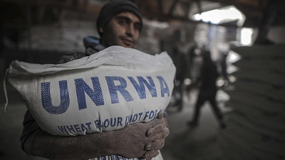 <span>Palestyczycy w Gazie otrzymuj ywno od UNRWA (Zdjcie: MTC)</span>