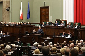 Sala posiedzeń Sejmu z widocznym krzyżem (Źródło zdjęcia: Wikipedia)