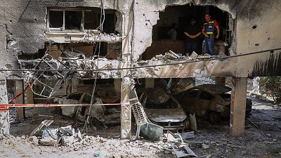 Uszkodzone domy w izraelskim miecie Petach Tikwa, w które uderzyy rakiety wystrzelone przez Hamas z Gazy na Izrael, 13 maja 2021. Zdjcie Flash90.