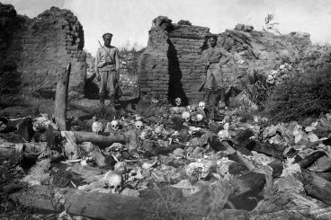 To zdjęcie z 1915 r. pokazuje żołnierzy stojących nad czaszkami ofiar z ormiańskiej wsi Sheyxalan w dolinie Mush podczas I wojny światowej. (Getty)