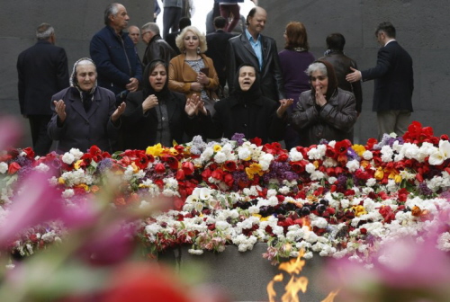 Żałobnicy w Muzeum Pamięci o Ormiańskim ludobójstwie Tsitsernakaberd w Erywaniu (Reuters)