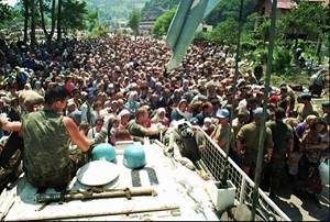 Muzułmańscy uchodźcy uciekający ze Srebrenicy gromadzą się we wschodniej Bośni, 13 lipca 1995 r. Serbscy rebelianci bośniaccy zabijali muzułmańskich i chorwackich cywilów w ramach kampanii czystek etnicznych.