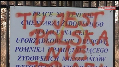 Zdewastowany cmentarz ydowski w Wysokiem Mazowieckiem. W nocy na ogrodzeniu i nagrobkach pojawiy si faszystowskie symbole i antysemickie napisy. Marzec 2012r.