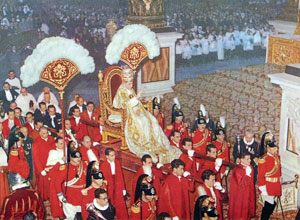 Pius XII, niesiony w lektyce w bazylice witego Piotra w Rzymie, 1955r. (ródo zdjcia: Wikipedia)  