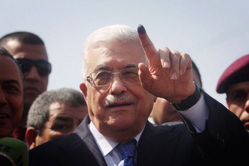 Prezydent Autonomii Palestyskiej Mahmoud Abbas pokazuje oznaczony atramentem palec po wrzuceniu gosu w wyborach samorzdowych w miecie Al-Bireh na Zachodnim Brzegu 20 padziernika 2012 r. Zdjcie: Issam Rimawi / Flash90
