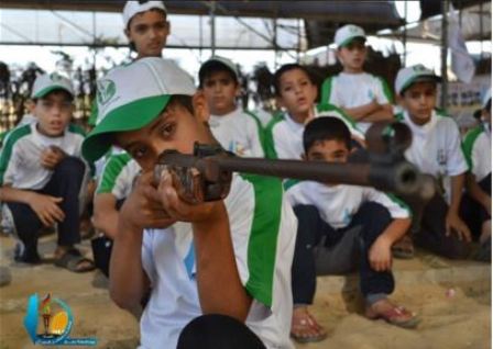 Dzieci wiczce z karabinami (Facebook.com/Gazacamps2014, 16 czerwca 2014)