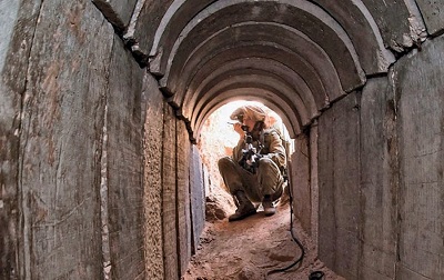 Tunel zaczynajcy si przy domu mieszkalnym w Gazie, do jego budowy zuyto 25 tysicy bloków cementu, cigna si na dugoci 1800 metrów z tego 300 metrów na terytorium Izraela, pod granic by na gbokoci 22 metrów, mia dwa wyjcia na terenie Izaraela w odlegoci 100 metrów od siebie.     