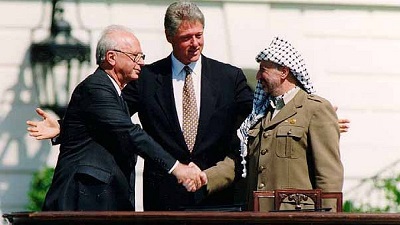 Izraelski premier Yitzhak Rabin, prezydent Bill Clinton oraz stojcy na czele Organizacji Wyzwolenia Palestyny Jaser Arafat po podpisaniu Porozumie z Oslo 13 wrzenia 1993. Credit: Vince Musi/The White House.