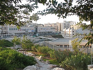 “Osiedle”izraelske we Wschodniej Jerozolimie (Źródło: Wikipedia)