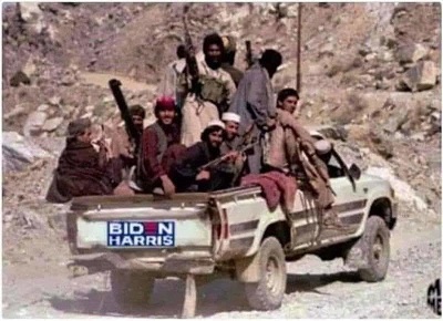 Amerykańscy przedstawiciele, niewystarczająco upokorzeni, próbują zdobyć zapewnienie od talibów, że w zamian za środki pomocowe nie zaatakują amerykańskiej ambasady w Kabulu. Na zdjęciu: zdobyczny samochód armii amerykańskiej (Źródło nieznane)