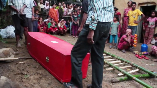 Rodzina nepalskiego robotnika-migranta, który umarł w Katarze, przygotowuje się do jego pogrzebu. Nepalscy robotnicy w Katarze są zmuszani do pracy w niebezpiecznych warunkach i giną w tempie jeden co dwa dni. (Zdjęcie :Guardian zrzut z ekranu)