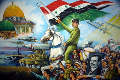 Iracka propaganda pokazująca Saddama Husajna na koniu z mieczem, czołgami, rakietami, okrętami wojennymi i odrzutowcami, jak prowadzi triumfujący tłum ku Jerozolimie, Źródło: @propagandopolis