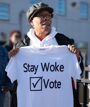 Marcia Fudge z t-shirtem (2018) z napisem „Stay woke, vote” (Źródłoi zdjęcia: Wikipedia)