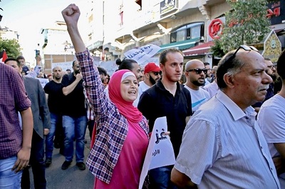 Palestyczycy protestujcy w Ramallah przeciwko rzdowi.