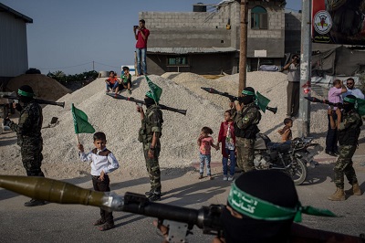 Parada terrorystów Hamasu uzbrojonych w granatniki przeciwpancerne w Strefie Gazy, 20 lipca 2017 r. (Zdjcie: Chris McGrath/Getty Images)