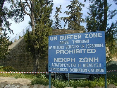 Stolica Cypru, Nikozja jest podzielona przez patrolowan przez ONZ, zdemilitaryzowan „stref buforow” midzy woln, poudniow czci, a pónocn czci, okupowan przez tureck armi. (ródo: Jpatokal/Wikimedia Commons)