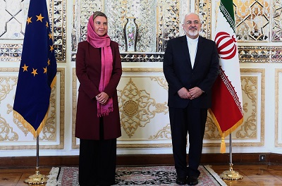 Dla pokazania, jakie specjalne miejsce muowie zajmuj w jej sercu, szefowa polityki zagranicznej UE, Federica Mogherini, kiedy jest w Teheranie, nosi peen hidab, ale kiedy odwiedza inne islamskie stolice, tam w peni rozpuszcza swoje farbowane na blond wosy. Na zdjciu: Mogherini z ministrem spraw zagranicznych Iranu, Davadem Zarifem 28 lipca 2015 r. (Zdjcie: European Union/Flickr)