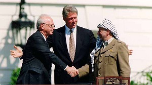 Icchak Rabin i Jaser Arafat oraz Bill Clinton podczas ceremninii podpisania Umów z Oslo (Źródło: Wikipedia.)