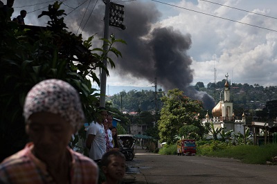 W maju 2017 roku w miecie Marawi na Filipinach, w którym jest muzumaska wikszo, wybucho ekstremistyczne powstanie. Dihadyci, którzy zajli miast podczas powstania, zmusili kobiety do niewoli seksualnej i rozkazali chrzecijaskim mczyznom przyjcie islamu lub zostanie ludzk tarcz przeciwko filipiskiej armii. Na zdjciu: dym nad terenem walki w Marawi 30 maja 2017 r. Filipiska armia walczya z islamsk grup terrorystyczn Abu Sajjafa o panowanie nad miastem. (Zdjcie: Jes Aznar/Getty Images)