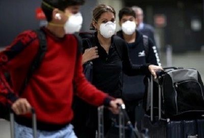 Pasaerowie w maskach przybywaj na midzynarodowe lotnisko Dulles pod Waszyngtonem w ostatni pitek.